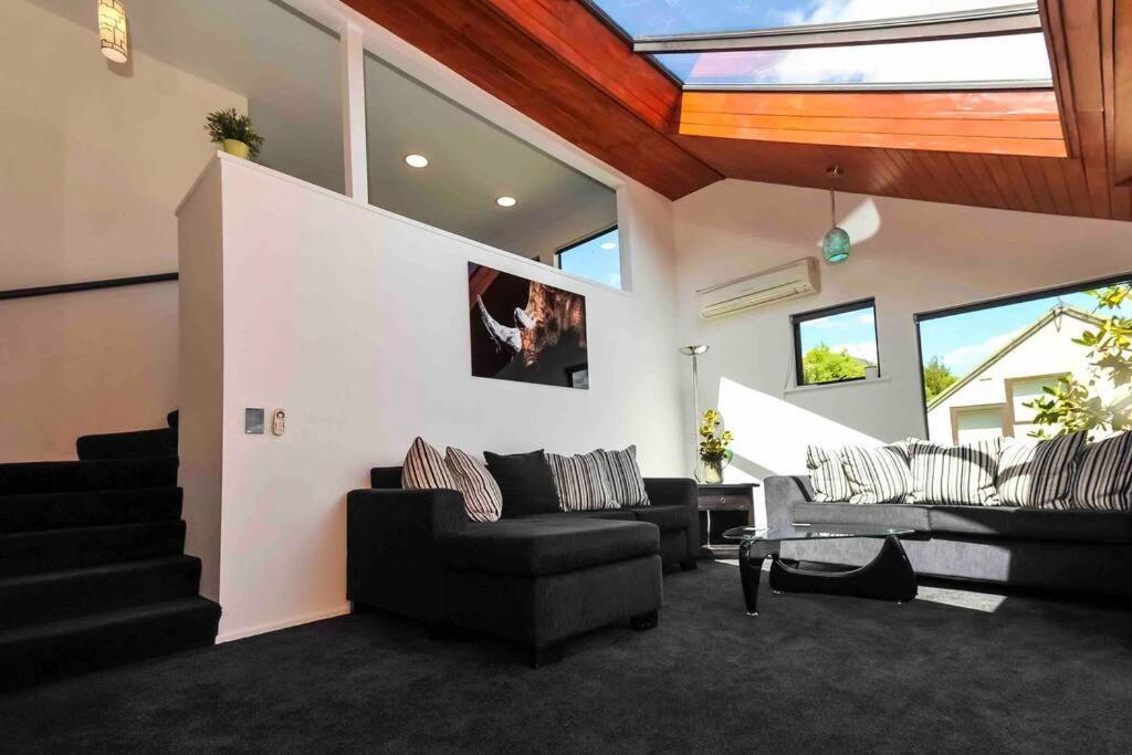 Stunning Home With Amazing Wakatipu Lake Views Квинстаун Экстерьер фото