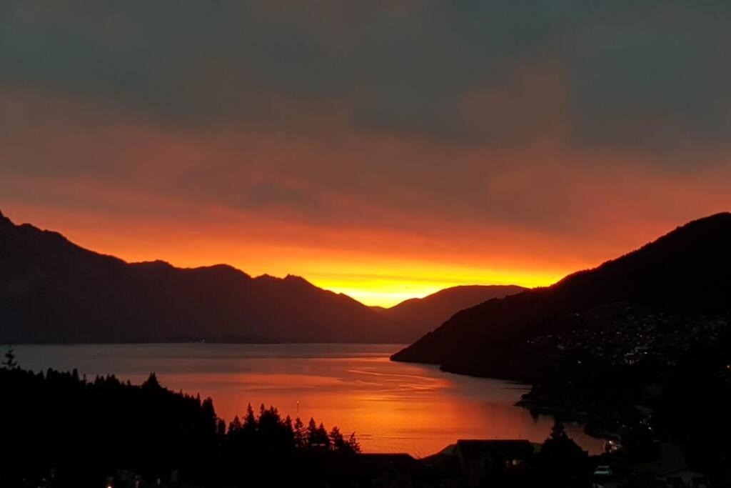 Stunning Home With Amazing Wakatipu Lake Views Квинстаун Экстерьер фото