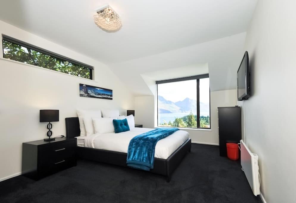Stunning Home With Amazing Wakatipu Lake Views Квинстаун Экстерьер фото